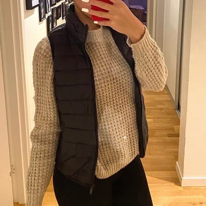 Svart väst - Svart väst med dragkedja och två fickor. Perfekt till hösten och tajt modell. Köpt för nåt år sedan på Cubus i storlek 158 då det var det mest liknande motsvarande till XS. Passar mig som vanligtvis har S. Vid intresse skriv, pris går att diskutera🤍
