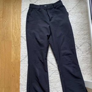 Svarta kostymbyxor med medelhög midja från bikbok. - Jättesköna och jättefina kostymbyxor från bikbok. Säljer dom för dom tyvärr inte passat längre. Köpta för 400kr. Kontakta mig för mer info och bilder.