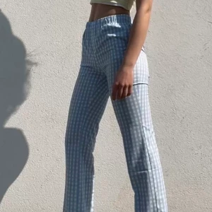 Snygga Rutiga byxor  - Coola och sköna byxor från design by si. Säljer dom för dom inte passar mig längre. Använt få gånger. Sista bilden är när jag har på mig byxorna. På bilden är jag 172cm lång. Köpta för 400kr 