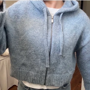 Stickad kofta zara - Super fin och populär zara kofta. Endast använd 2 gånger. Jätte varm och perfekt till hösten