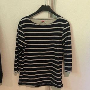 Tröja - Sitter som en S/M. 15kr + 26kr frakt !