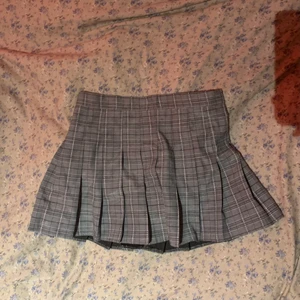 Rutig kjol - Grå rutig tenniskjol! Den är som en m-L i midjan men är väldigt kort! Kan ta mått på den om så önskas
