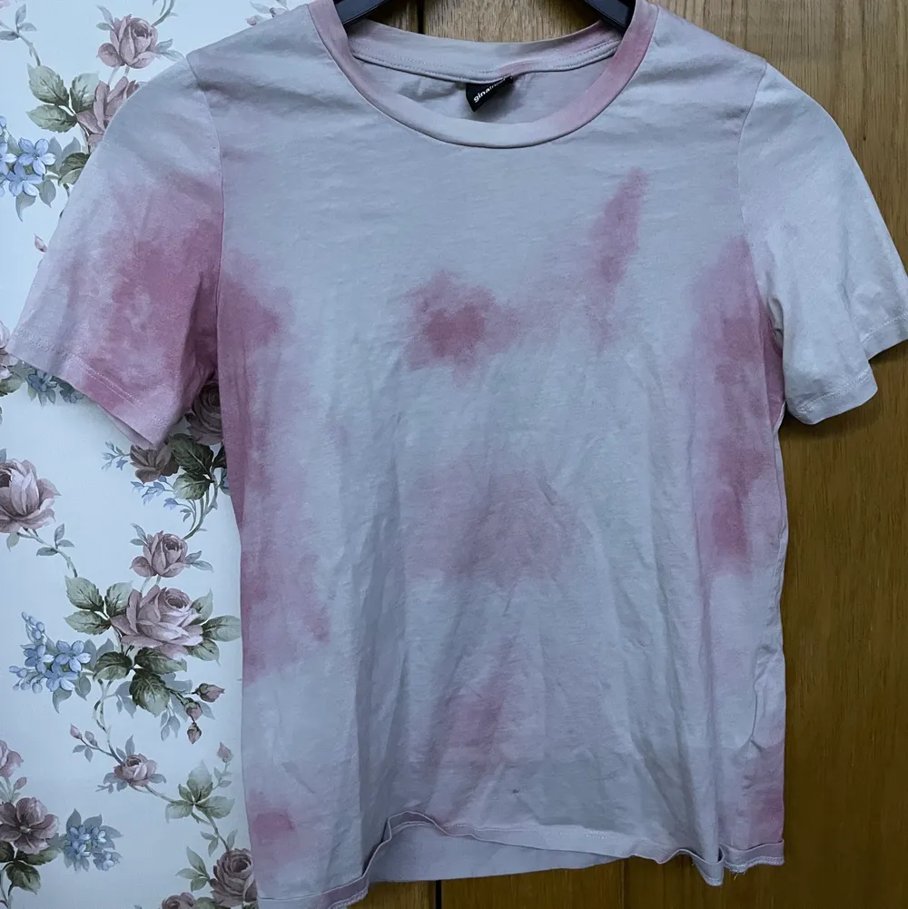 en basic vit och rosa t-shirt från gina som jag inte använder och är i fint skick . T-shirts.