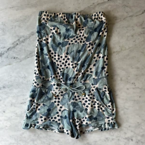 Juicy Couture playsuit  - Juicy Couture playsuit i frotté, superfin till stranden, bandeau modell med korta shorts,  knyts i midjan. Lite nopprig i tyget. 