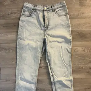 Ett par supersnygga jeans i ljus tvätt från Cheap Monday, köpta från Jeansbolaget. Skriv för mer info. Köparen står för frakten!