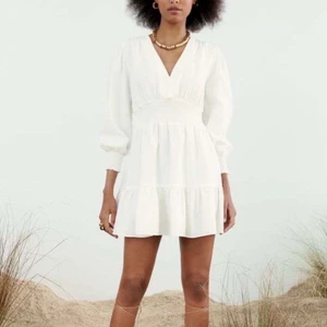 Zara klänning - Jätte fin zara klänning endast använd 1 gång💓 Det är en L men känns som en S ( har själv s) väldigt bra tjockis material som man kan ha under vinterns 