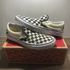 Vans Slip-on  - Använda få gånger.  säljer pga att dom är för små för mig. box och även original Vans Sticker ikl. Kan gå ner i pris vid snabb affär!