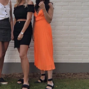 klänning från asos - storlek 32, passar xs! använd ett par gånger, jättefint skick! spårbar frakt på 66kr tillkommer