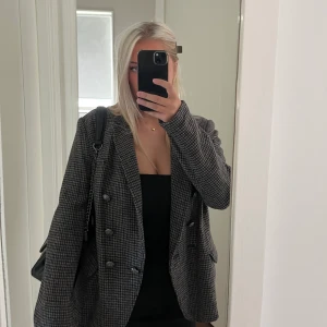 Kavaj  - Säljer denna fina kavajen som jag köpt på second hand! Det är ett lite tjockare material på kavajens utsida så den passar bra nu inför hösten. Jättefint skick 🫶🏼