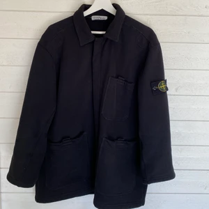 Stone Island Kappa - En svart kappa/rock från designermärket Stone island. Inköpt November 2020. Nypris runt 6000kr. Storlek XL men sitter som en M. Skick: 8/10, använd men inga flaws. CLG kod finns. Fri frakt eller meetup i Gbg.