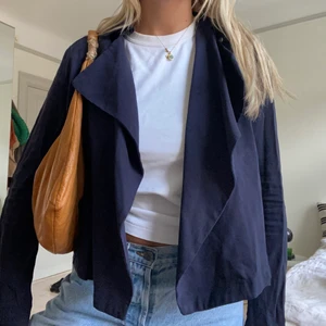 Tunn kappa - Säljer denna marinblå overshirt/tunn kappa/ jacka/trench typ? Superfint kort modell perfekt såhär års! Fint skick storlek s! 