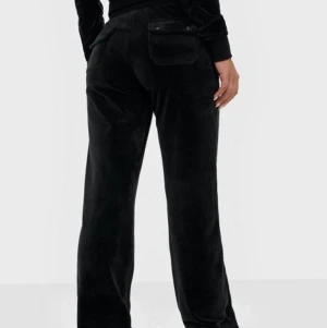 Juicy couture byxor - Då var de dags att sälja mina svart juicy couture byxor då dom är för stora för mig, inga defekter på byxorna dom ä som inprincipt nya. Tvättar dom innan jag säljer dom. Köparen betala frakt💕  några frågor? Tveka inte, skicka ett dm😊