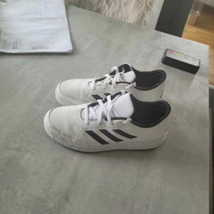 Addidas skor  - Andvända addidas skor lite smutsiga men går att tvätta köpare står för frakt