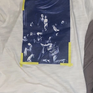 Off White Tshirt - Hejsan! Säljer nu min äkta OW tshirt i strl L!   Sizeingen är oversized men det är alltid off white, skicket är 8/10!  