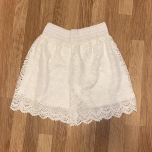 SPETS VIT SHORTS M OANVÄNDA - Oanvända Resår i midjan 