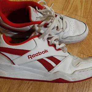 Röda Reebok sneakers - Säljer då de är för stora på mig ( i bra skick) skriv om du har mer frågor ❤️