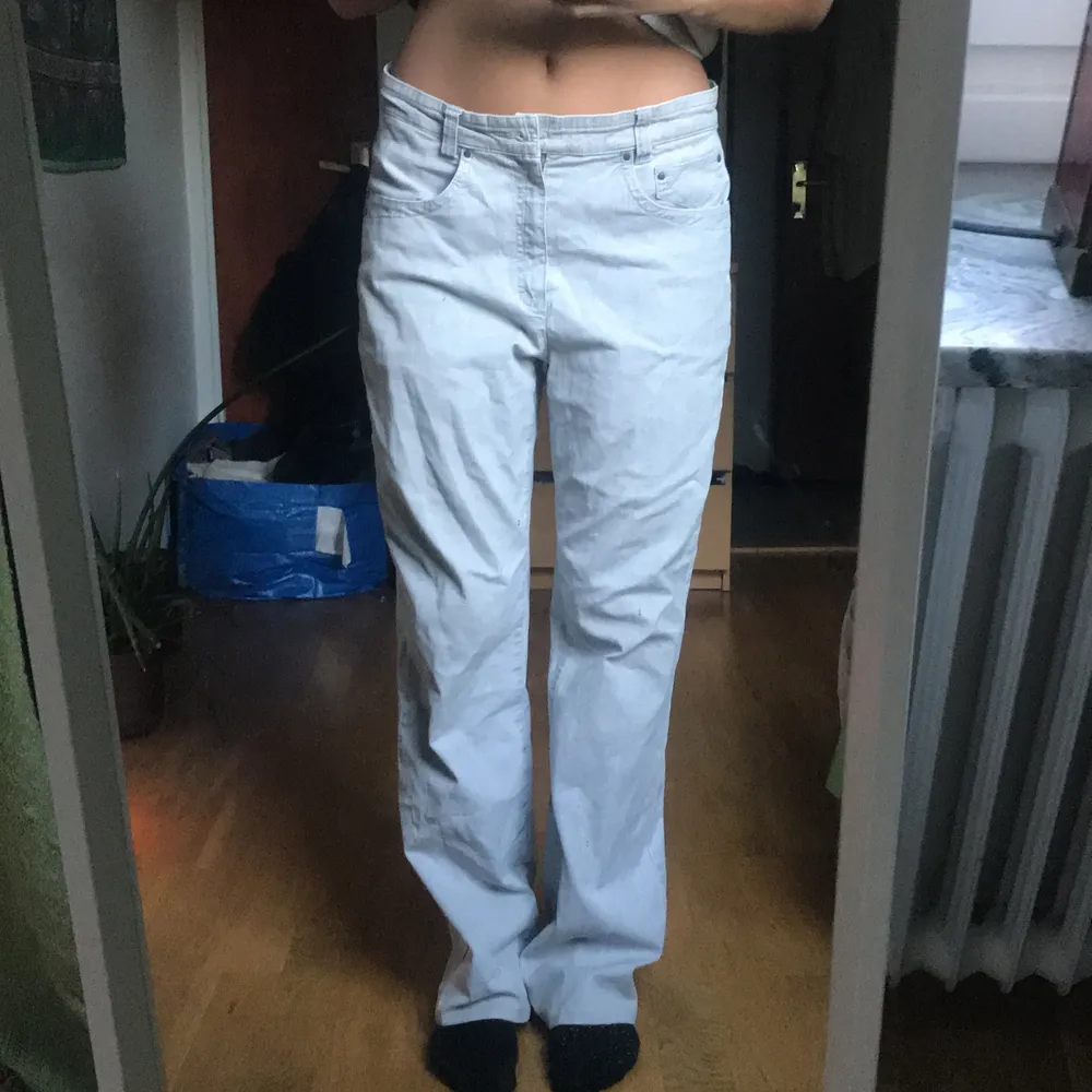 Det är gråa byxor, inte lika tjockt material som jeans. Midrise.  Storlek: M. Saknar knapp men det är lätt att sy till annars i bra skick. Har älskat dom är men nu är dom för stora. . Jeans & Byxor.