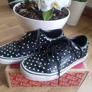 Vans skor - Vans skor i storlek 36.5 (23cm). Old Skool. Läder Polka Dots. Svart med vitta prickar. Ny priset var 850 kr. Användade några gånger men i bra skick. 