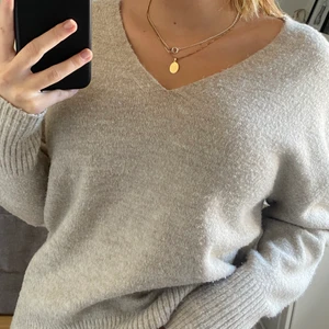 Stickad Tröja  - Säljer nu denna jättefina och sköna stickade beiga tröjan, sticks inte alls! 🌟Köparen står för frakt 💕