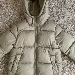 H&M - Säljer min slutsålda beiga pufferjacka från H&M. Nyskick. Köparen för stå för frakten. Skriv för fler bilder.  