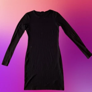 Klassik svart klänning  - Superfin och bekväm klänning, stretchigt material och ett ribbat mönster. Knä längd och i nyskick.