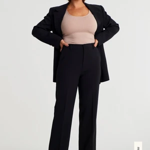 Maja Nillson x Gina kostymbyxor  - Säljer byxor från Majas kollektion med Gina tricot då dom är förstora i midjan för mig!  Väldigt fint skick. :)