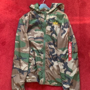 Alpha Industries Vindjacka - Säljer min feta vindjacka från alpha industries! Storlek M 9/10 i skick!  Nypris över 1500kr, vill ha 800 för den. 