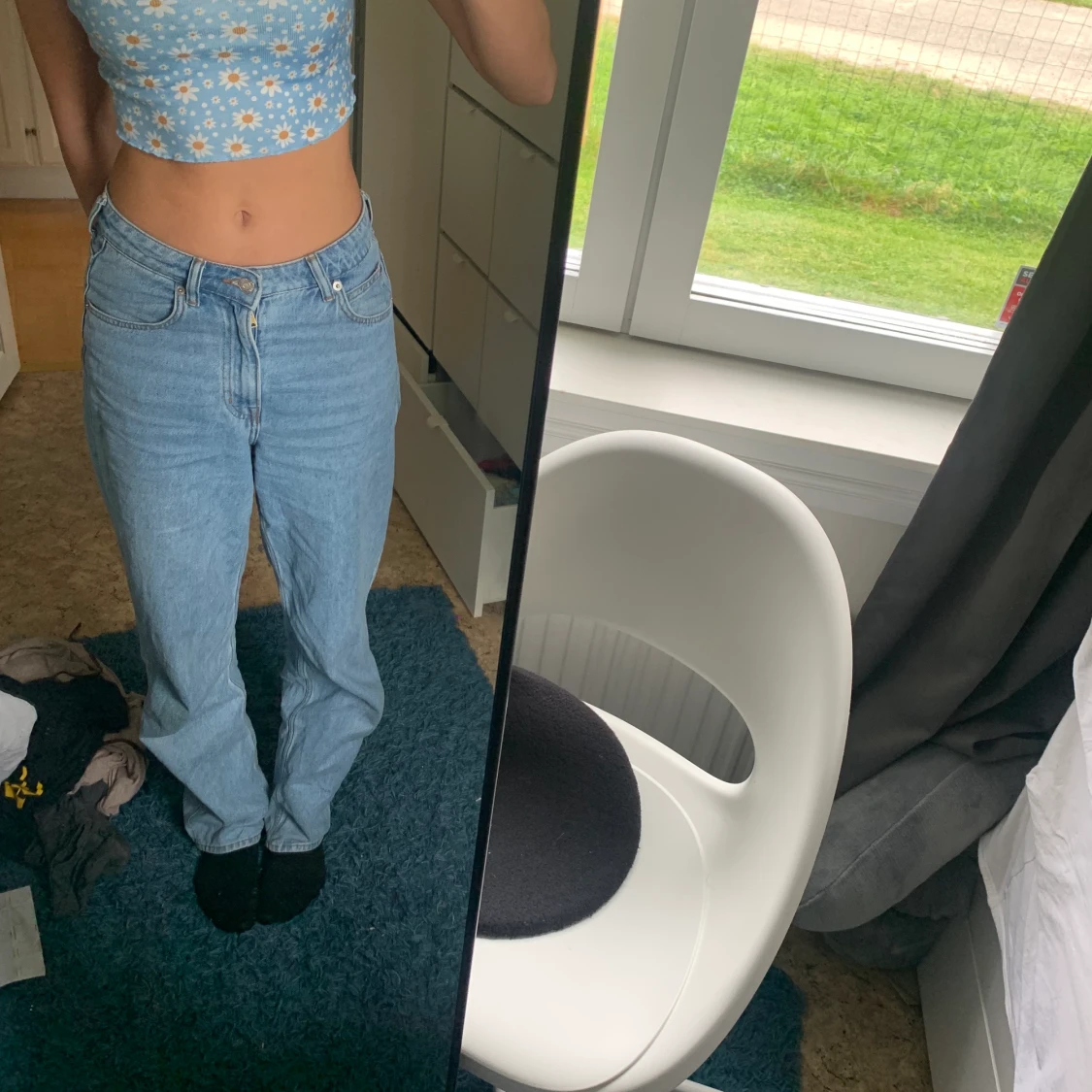 Blå linne med blommor på