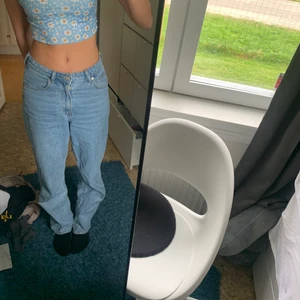 Blå linne med blommor på - En ljusblå linne gjort av ett stretchigt material. Jag har xs-s men den kan nog passa m också. Jag tror det är tussilagor på den. 