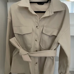 Höstjackan  - Denna jackan har jag använt några gånger. Men använder den inte längre så vill sälja den för den ligger bara i garderoben. Den är jättefin och i väldigt bra skick. Väldigt billigt så passa på nu när det börjar bli höst 🍂 