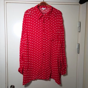 Transparant skjortblus - En lång, lite transparant skjortblus. Storleken är 50/52, alltså typ XXL, men funkar fint som tunikamodell på mindre. 100% viskos. Bara de översta knapparna går att öppna🌿