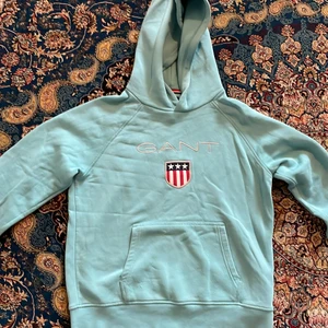 Gant hoodie barn - Detta är en ljusblå Gant hoodie i bra skick och fantastiskt kvalite. 