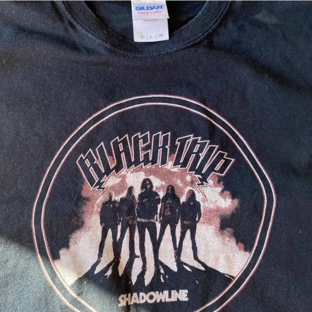 Ball T-shirt med rockbandet Black Trip på. Storlek S. Pris: 99kr. Frakt tillkommer  🤍🖤. T-shirts.