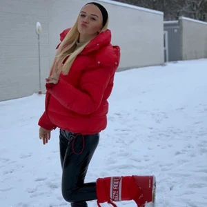 BIKBOK JACKA RÖD - Mycket varm och superskönt snygg röd jacka från Bikbok, säljs inte längre, många vill ha just denna! Storlek XS-S super snygg passar perfekt i dom kallaste vinterdagarna! Inga skador super skick,  Hör av er! ❤️ Pris kan diskuteras vid snabb affär 