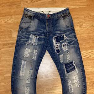 svinsnygga jeans med slitningar och nitar av märket adrian hammond, w29 och klippta så de passar nån under 160. möter upp i stockholm, annars står köparen för frakten