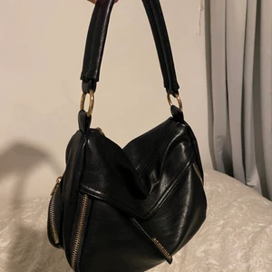 Väska - Säljer min superfina Björn Borg väska i läder💕 Guldig dragdekedja och detaljer. Budgivning om många är intresserade, skriv privat för att prata om frakten osv.💖