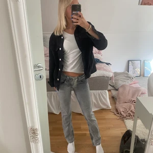 Lågmidjade byxor  - Säljer mina fina lågmidjade gråa byxor från Zalando i stl 34. (26x30) Sitter superbra och är skitsnygga 🌸🌸💕  Köpa för ca 800kr