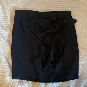 Kjol med volang - Superfin men kommer inte till användning. På mig (ca 170) slutar den ovanför knäna. Inget slitet eller så. Du kan alltid skriva till mig  om du har frågor. ❤️