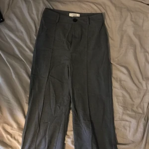 Kostymbyxor  - Gråa kostymbyxor från Pull&bear i storlek S. Hör av er vid frågor!
