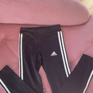 Adidas byxor  - Bra kvalite 