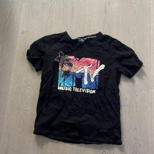 jätte fin svart T-shirt med MTV tryck