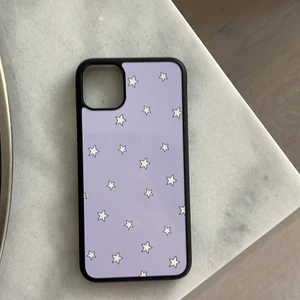 Mobilfodral till iPhone 11 Pro max - Jätte fint blankt mobil fodral, lila med vita stjärnor  
