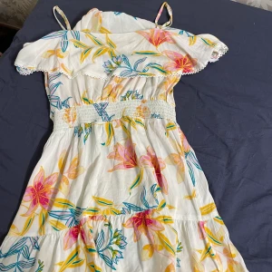 Sommartopp/klänning från River Island - En sommartopp. Aldrig använt