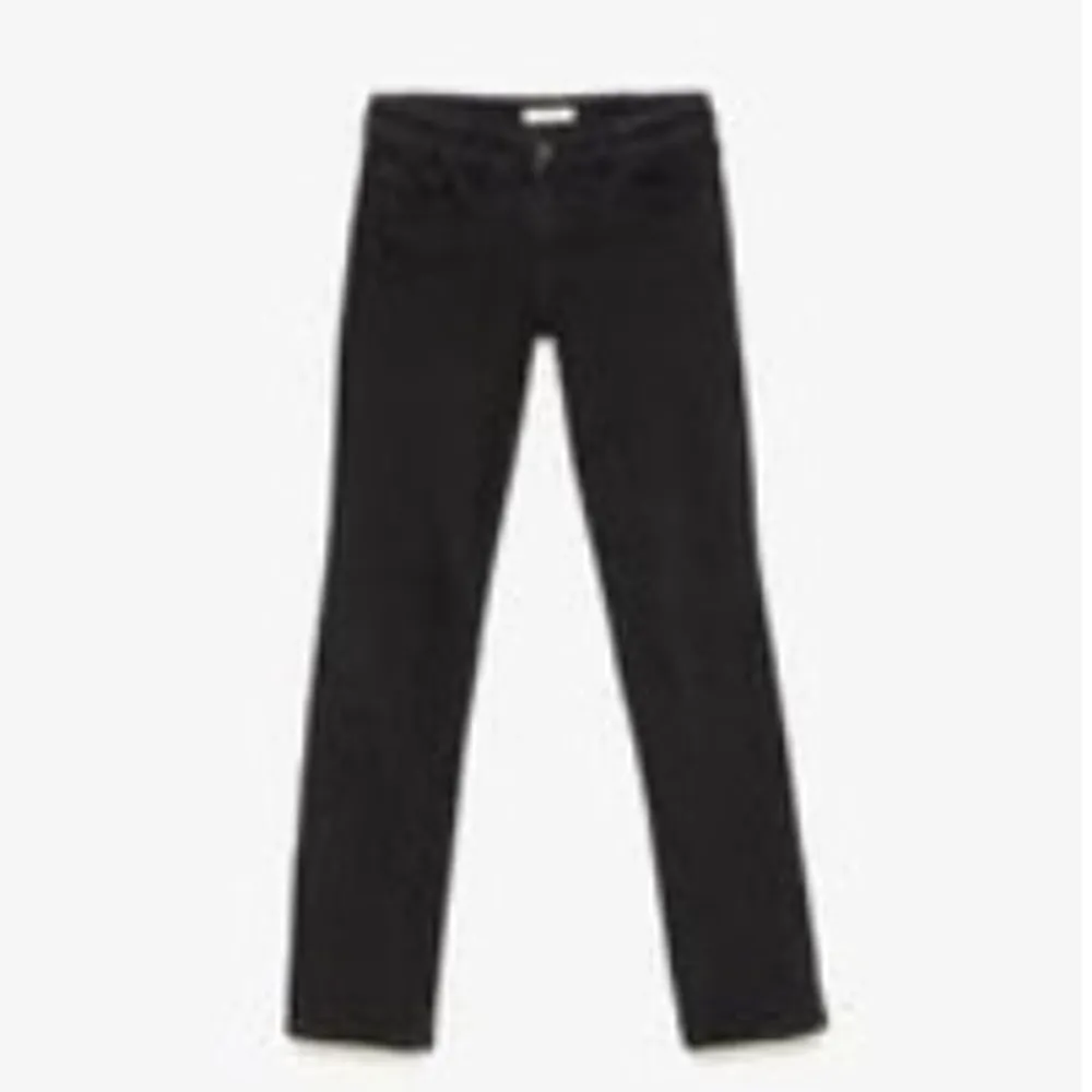 säljer de här snygga lågmidjade svarta jeans,de är typ bootcut, mer åt straight hållet. använda ett fåtal gånger, nyskick. köpt från stradivarius för några månader sen. ej tillgängliga på hemsidan längre. skriv om bilder eller frågor!! 💌 köpta för 359 kr.. Jeans & Byxor.