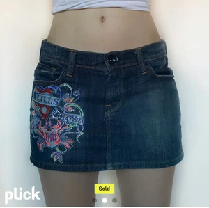 ed hardy kjol - LÅNADE BILDER!! intressekoll på min fina ed hardy kjol som tyvärr inte kommer till användning, startar budgivning om många är intresserade