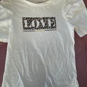 Tröja  - Vit tröja med puffiga armar 