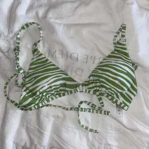 Bikinitopp i grönt zebramönster med ställbara band från SHEIN, stl S. Aldrig använd. 40kr+frakt💗