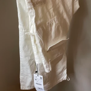zara Cargo pants - Säljer dessa lågmidjade cargo pants från zara! De säljs inte längre och dessa är helt nya och oanvända.