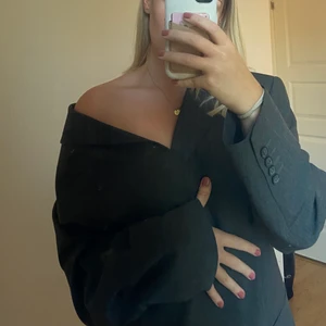 Kavaj - Oversized kavaj i grå/svart. Går att ha med cykelshorts, är 1.66 lång. Passar från S-XL beroende på önskad fit 