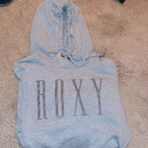 Roxy grå hoodie - En grå Roxy hoodie Köpt på Teneriffa för 250.  